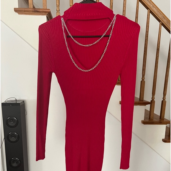 Beautiful red dress - Picture 3 of 7